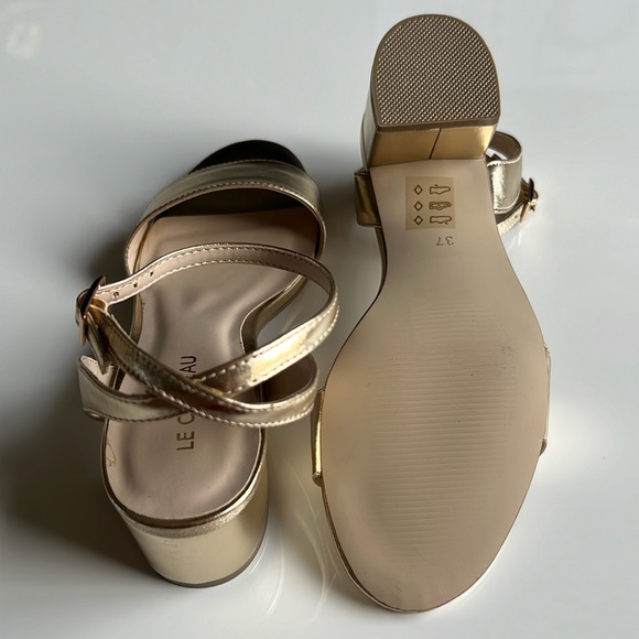 Le Chateau block heel gold sandals, new - Picture 5 of 5